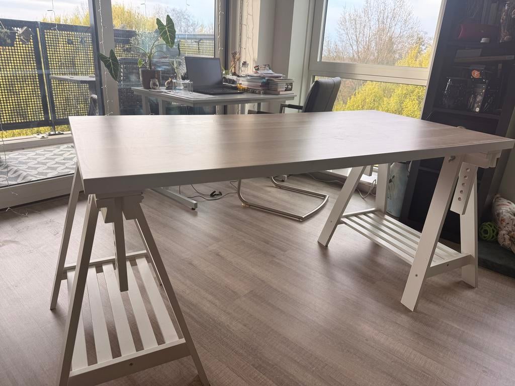 Wit bureau IKEA met schragen, Huis en Inrichting, Bureaus, Ophalen, In hoogte verstelbaar, Gebruikt