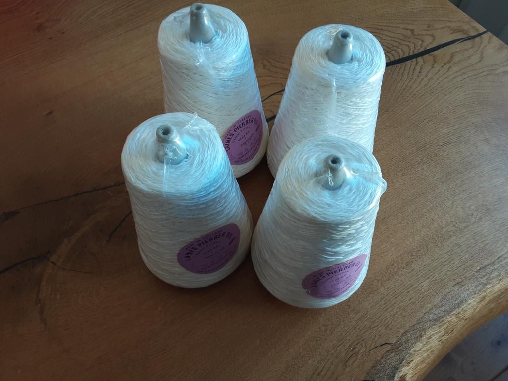 4 grote klossen wit haak katoen, Ophalen of Verzenden, Breien of Haken, Wol of Garen