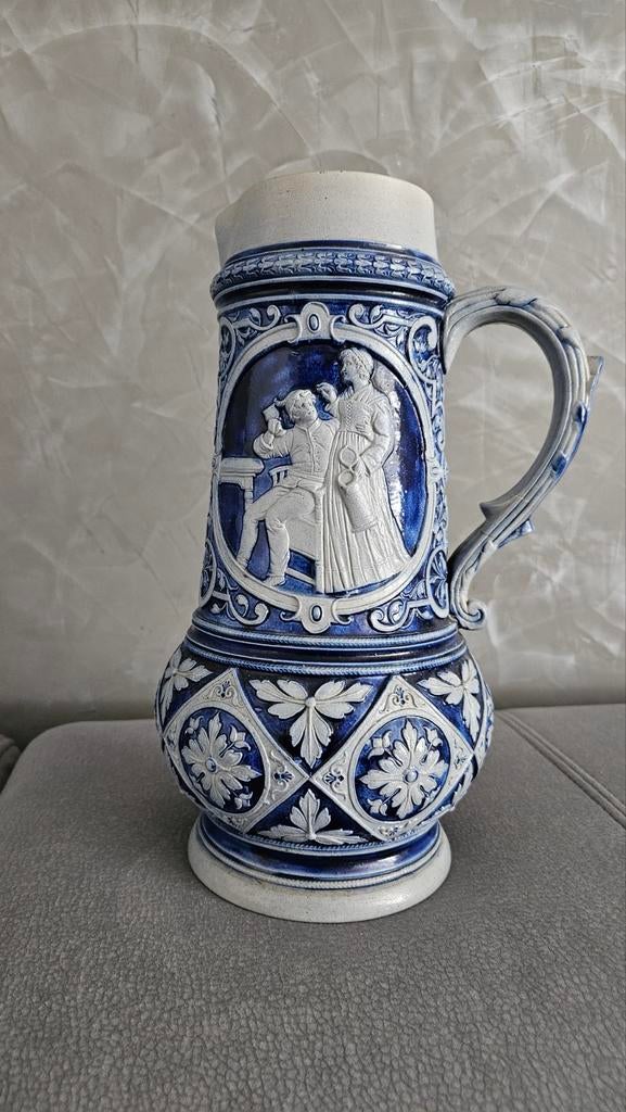 Antieke 2L Bierkan met Reliëfdecoratie, Antiek en Kunst, Antiek | Keramiek en Aardewerk, Ophalen of Verzenden