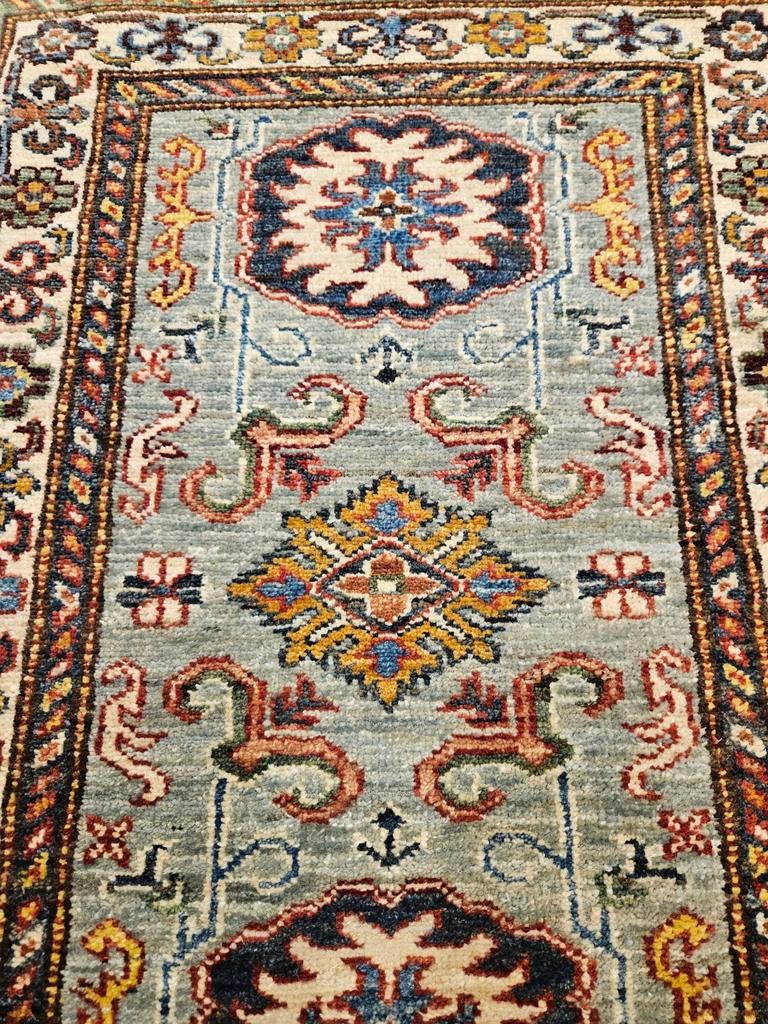 Handgeknoopt oosters tapijt kazak super 90x66, Info@SlatsAntiek.nl, 50 tot 100 cm, Perzisch, Crème