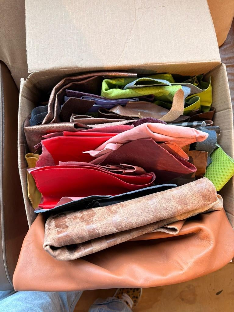 Grote partij met stukken leer, Hobby en Vrije tijd, Stoffen en Lappen, Overige kleuren, Leer of Kunstleer, Nieuw, Ophalen of Verzenden