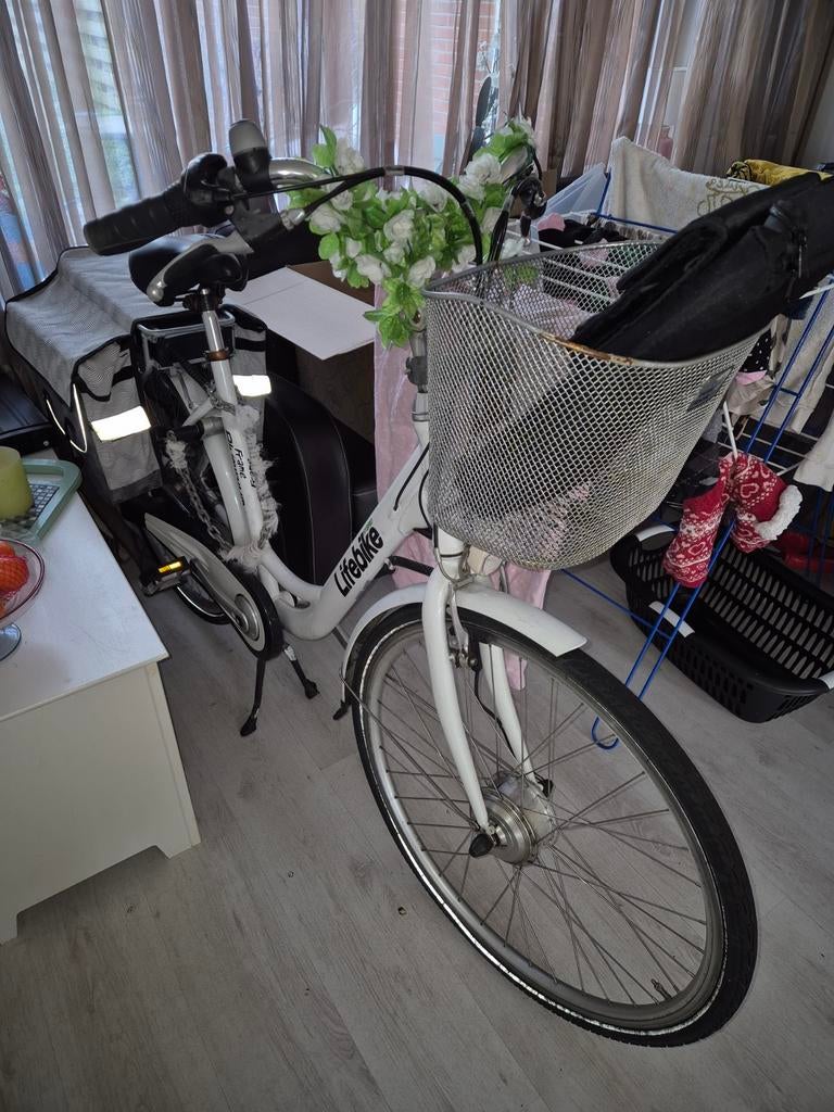Witte Lifebike elektrische fiets met mand, Fietsen en Brommers, Elektrische fietsen, Gebruikt, 51 tot 55 cm, 30 tot 50 km per accu