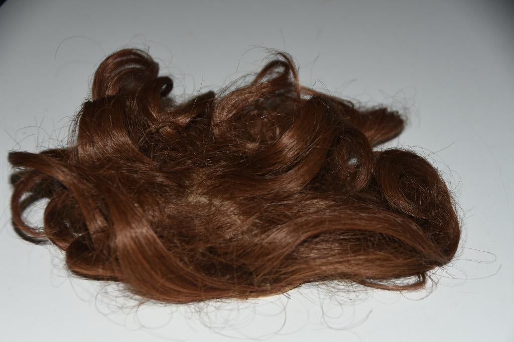 Bruine haren / pruik voor op een (antieke) pop, Verzamelen, Verzenden, Gebruikt, Pop