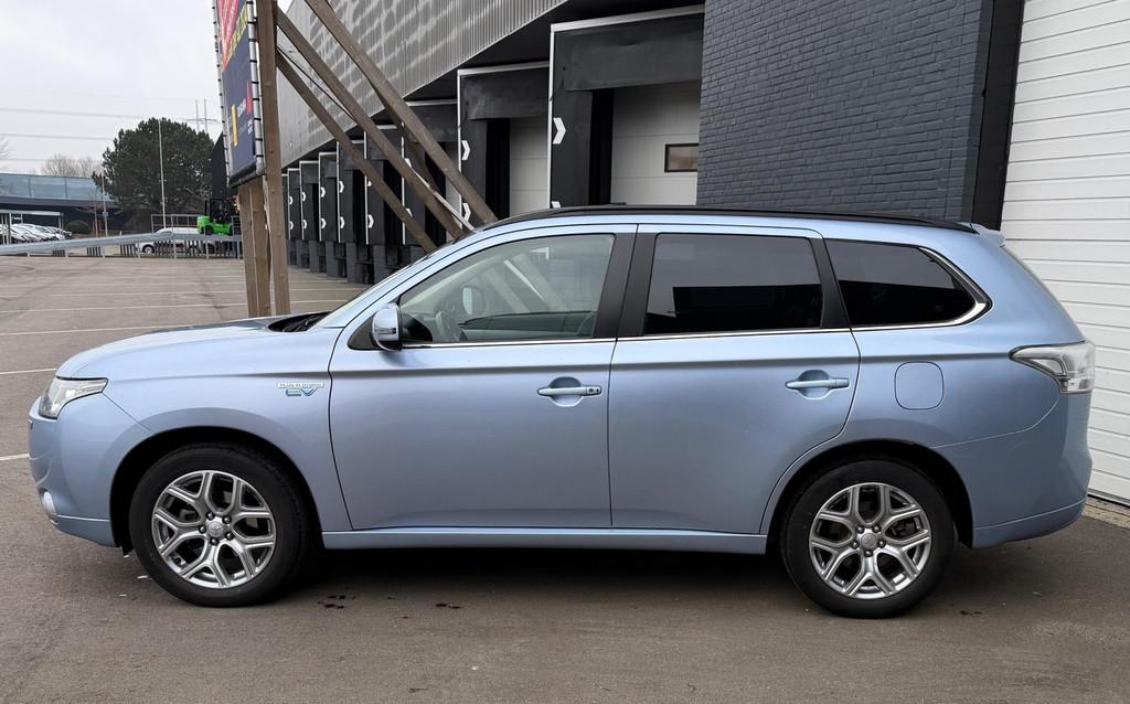 Mitsubishi Outlander 2.0 PHEV instyle SCHUIFDAK/LEDER/STOELV, Zwart, 4 cilinders, Blauw, Vierwielaandrijving