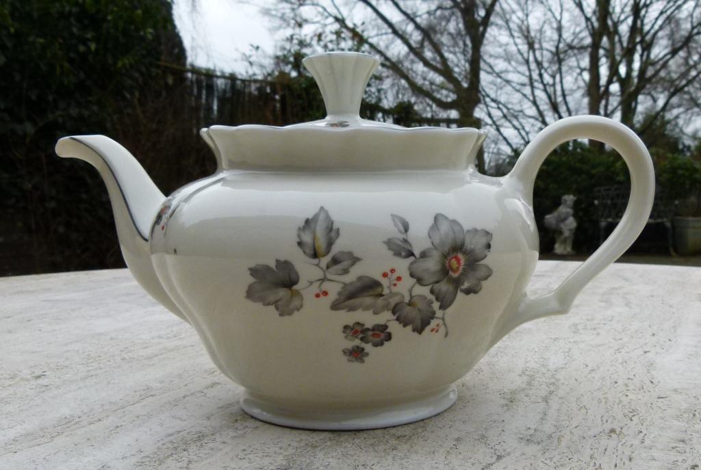 Mooie MOSA Theepot Grijze Bloem 5 poortjes/ bruggen, Ophalen of Verzenden