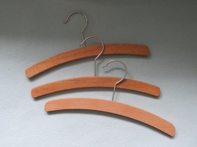 1 EURO OF GRATIS 3 houten kledinghangertjes baby peuter, Kinderen en Baby's, Babykleding | Overige, Zo goed als nieuw, Jongetje of Meisje