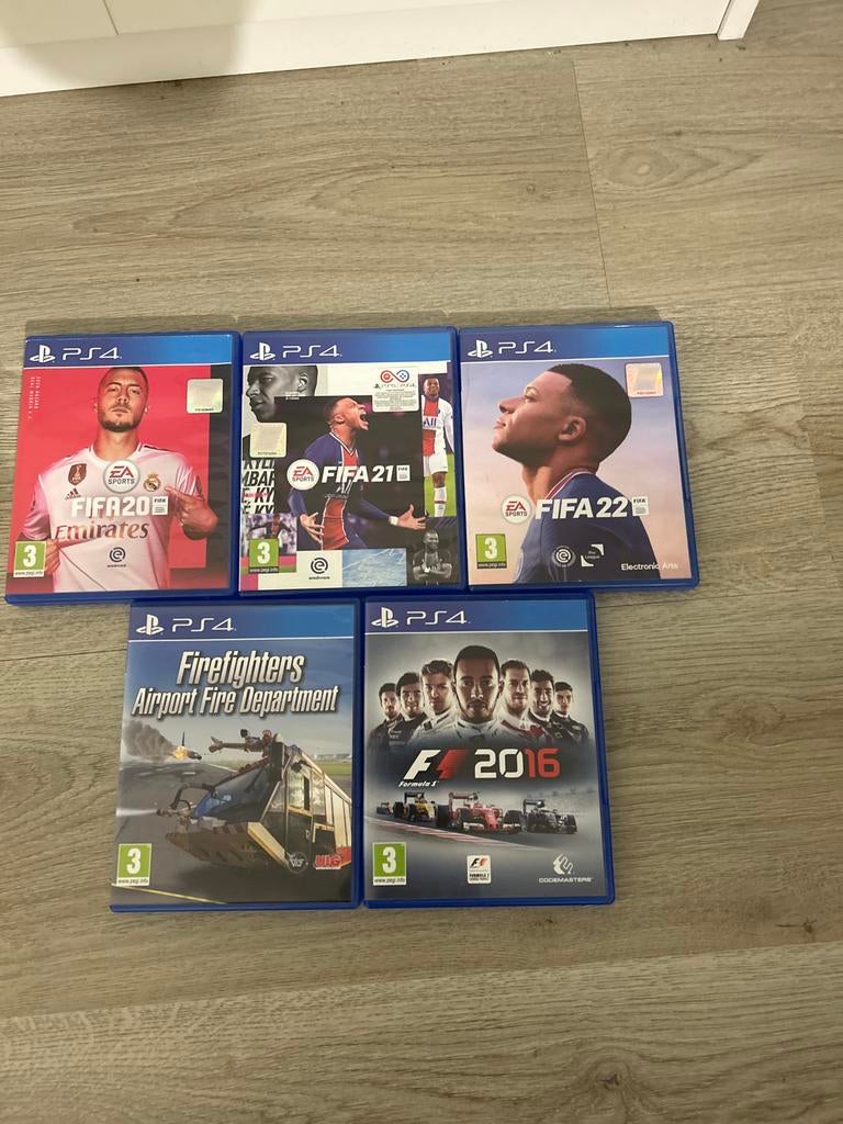 5 PS4 games: FIFA 20, 21, 22, Firefighters, F1 2016, 2 spelers, Ophalen of Verzenden, Zo goed als nieuw, Eén computer