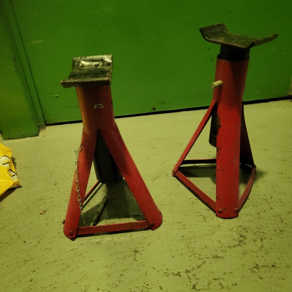 2 rode assteunen, Ophalen of Verzenden, Gebruikt, Manueel