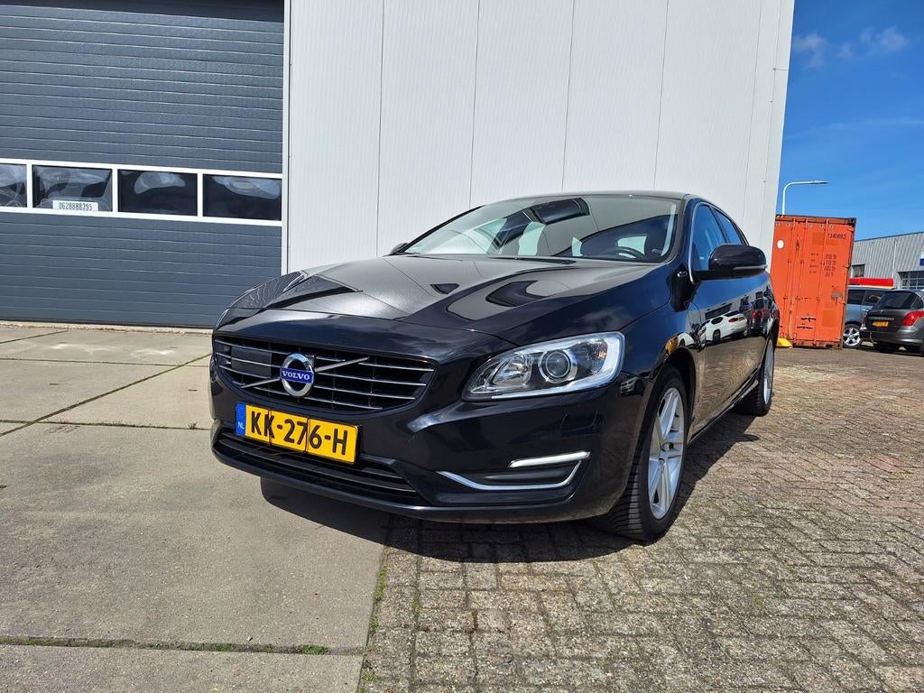 Volvo V60 D6 215pk Plug-in Hybrid 2015 dealer onderhouden, Auto's, Automaat, 1800 kg, Zwart, Vierwielaandrijving