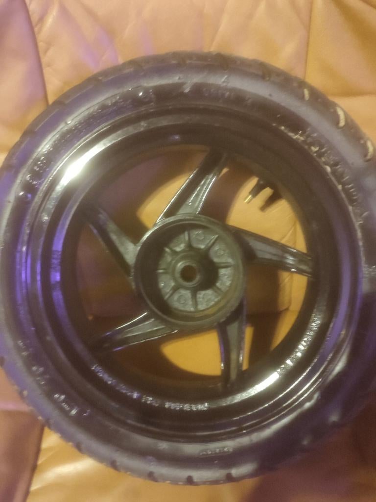 Te koop een achtervelg met een nieuwe band erop MT 120/70-12, Fietsen en Brommers, Ophalen of Verzenden, Zo goed als nieuw, Overige typen