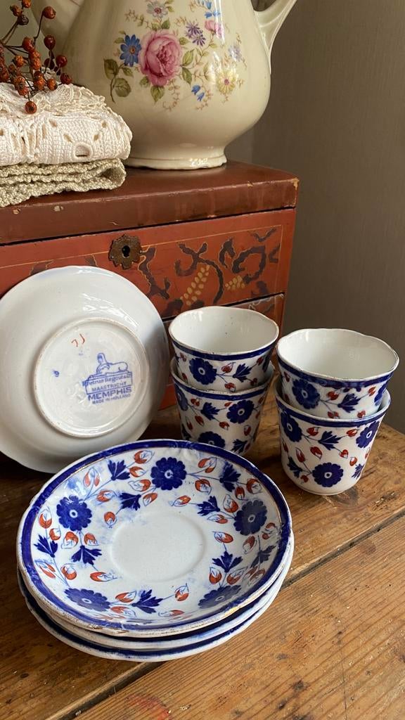 4 bekertjes en schotels Petrus Regout, Antiek en Kunst, Ophalen of Verzenden