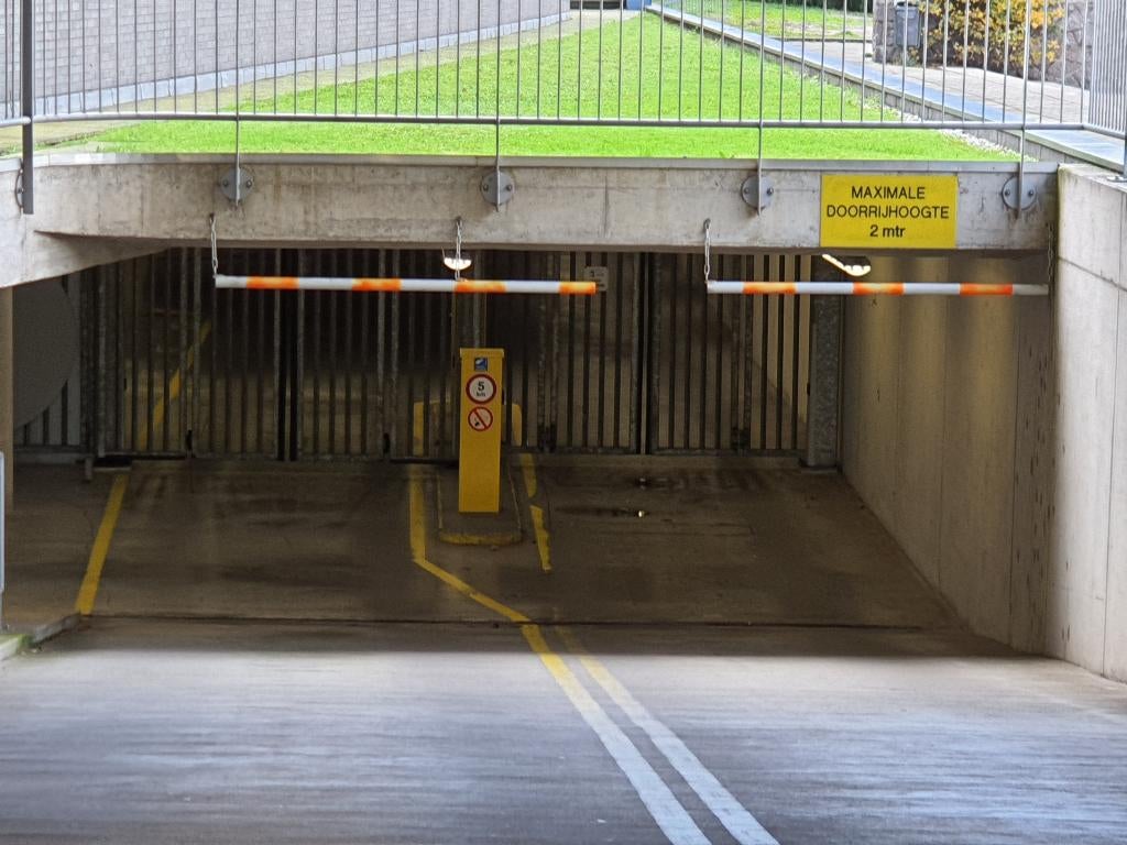 TE HUUR Parkeerplaats met eigen laadpaal Amsterdam Zuidas, Huizen en Kamers, Amsterdam