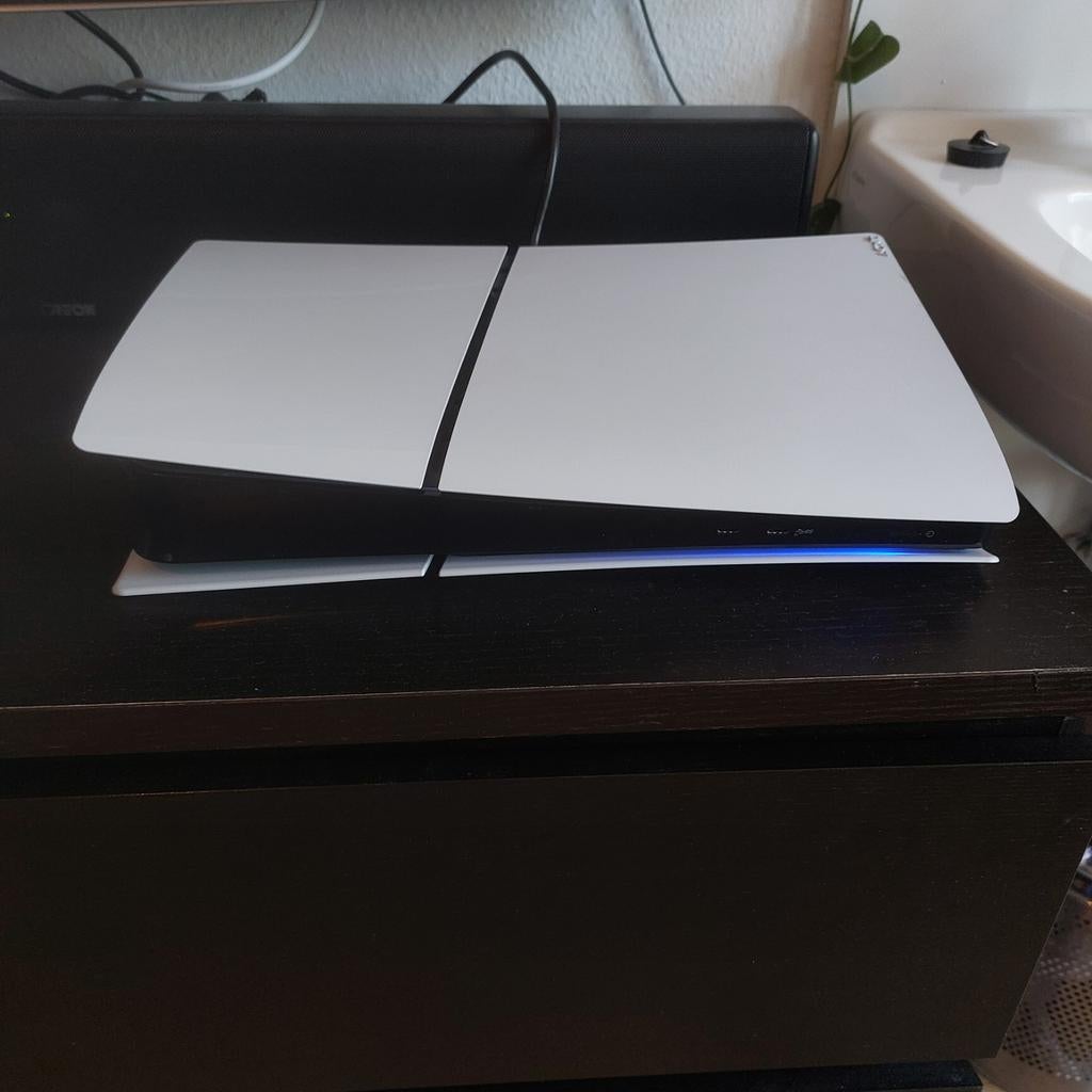 Ps5 Slim Digital 1TB met 2 controllers - Zo goed als nieuw, Spelcomputers en Games, Spelcomputers | Sony PlayStation 5, Ophalen