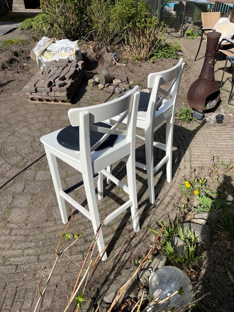 Twee witte IKEA INGOLF barkrukken, Huis en Inrichting, Stoelen, Ophalen, Gebruikt, Twee, Wit