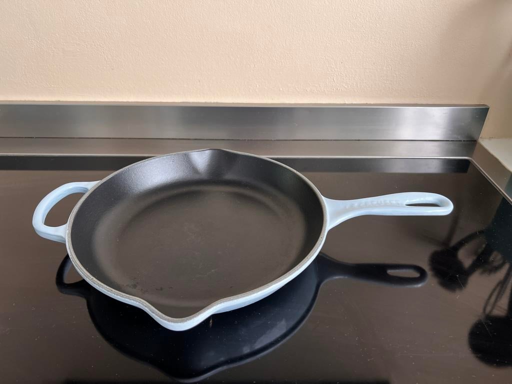 Le Creuset koekenpan Skillet 26 cm lichtblauw, Ophalen, Zo goed als nieuw, Koekenpan of Braadpan, Gietijzer