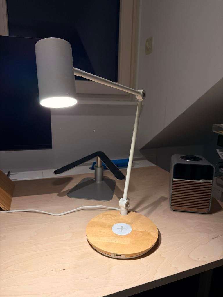 IKEA Rigad bureaulamp / bedlamp met Qi oplader (2 stuks), Huis en Inrichting, Lampen | Tafellampen, Gebruikt, 50 tot 75 cm, Metaal