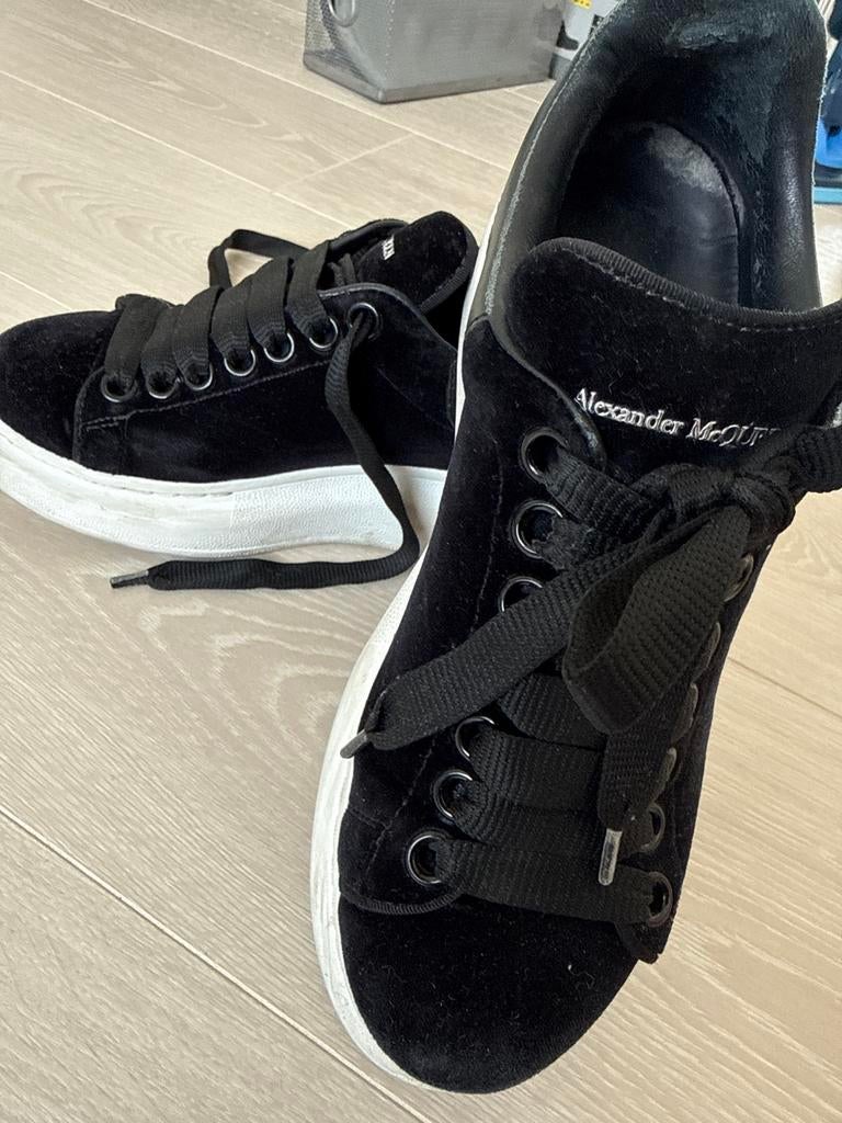 Alexander McQueen Zwart Suède Sneakers Maat 35, Ophalen of Verzenden, Gedragen, Zwart, Sneakers of Gympen
