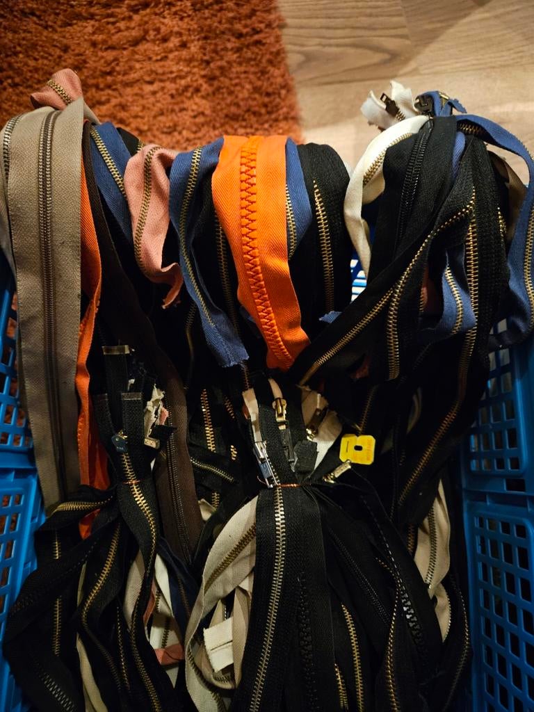 Diverse ritsen, ook YKK, in kleur of zwart - 1,- per stuk!, Hobby en Vrije tijd, Naaien en Fournituren, Ophalen of Verzenden