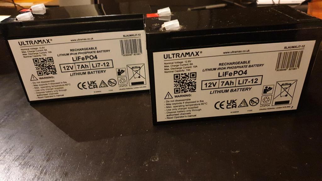 2x Lithium ijzer 12V 7Ah. E25,- / E15,- + Laders, Ophalen, Nieuw