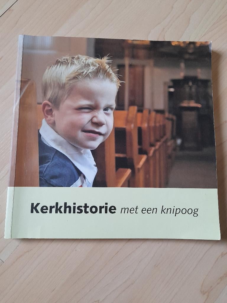 KERKHISTORIE MET EEN KNIPOOG door J van 't Hul, Ophalen of Verzenden, Zo goed als nieuw