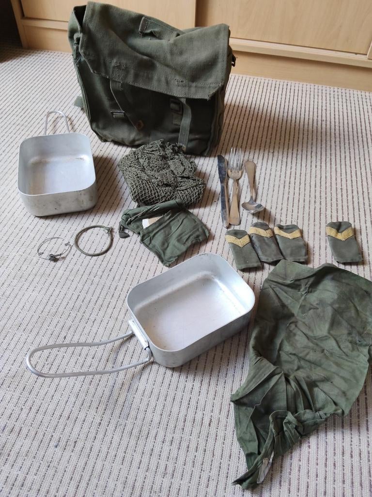 Vintage Plunjebaal met Kookgerei en Insignes, Ophalen of Verzenden