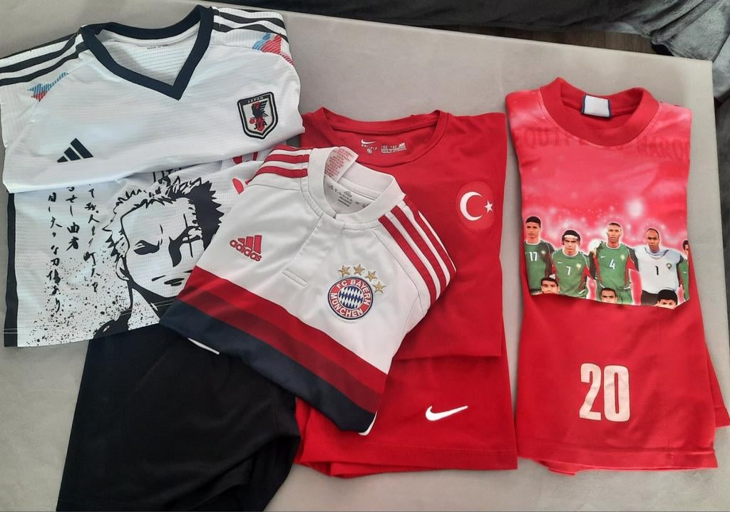 Voetbaltenues en trainingspakken voor kinderen maat 110-116, Ophalen of Verzenden, Zo goed als nieuw, Nike, Adidas, Jongen of Meisje