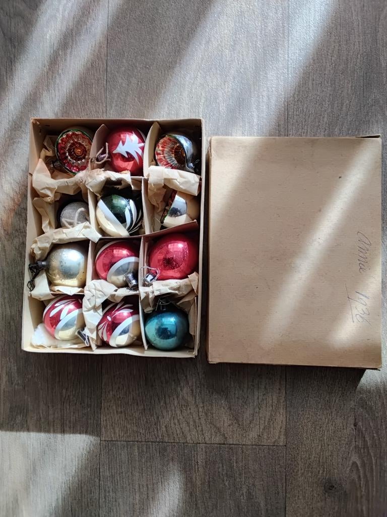 Kleine kerstballen en kerstfiguurtjes van voor de oorlog., Ophalen