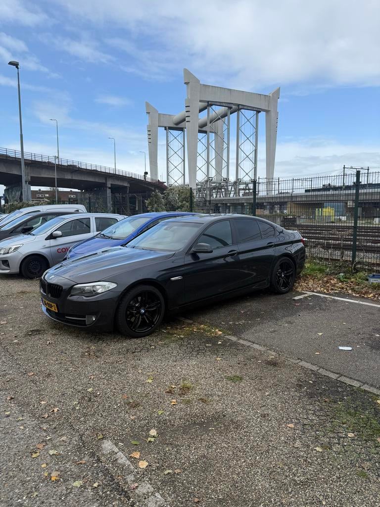 BMW 5-Serie 3.0 I 523 AUT 2010 Grijs, Auto's, Achterwielaandrijving, 2000 kg, 2996 cc, Sedan