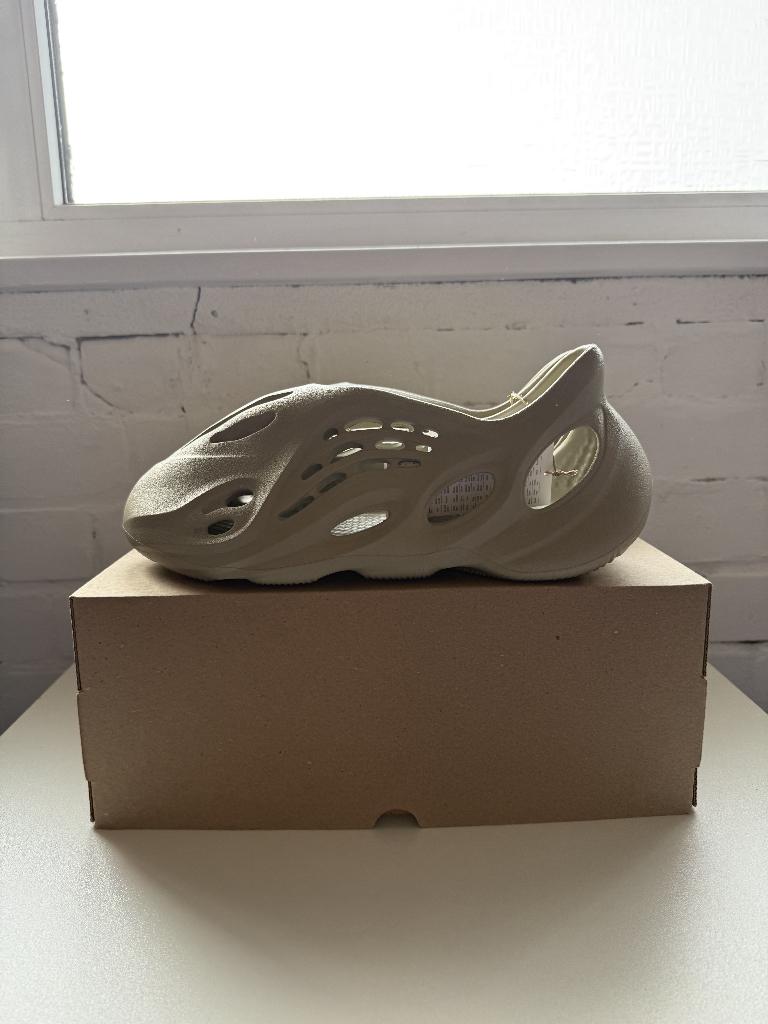 Yeezy Foam RNNR Stone Salt maat 47, Overige kleuren, Nieuw, Ophalen of Verzenden, Sneakers of Gympen