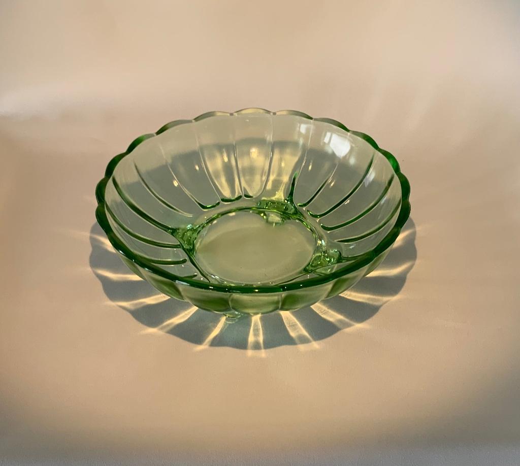 Annagroen glazen schaal op 3 pootjes – vintag, Antiek en Kunst, Ophalen of Verzenden