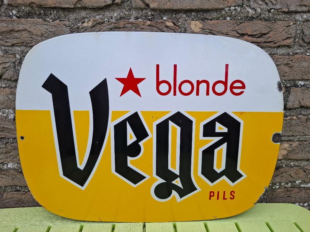 Dubbelzijdig emaillebord Vega blond en bruin bier, Ophalen of Verzenden, Zo goed als nieuw, Reclamebord, Plaat of Schild, Overige merken