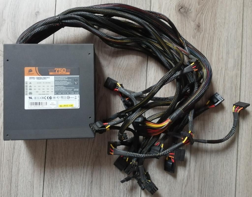 Corsair 750 watt voeding, Computers en Software, Interne voedingen, Ophalen of Verzenden, Zo goed als nieuw