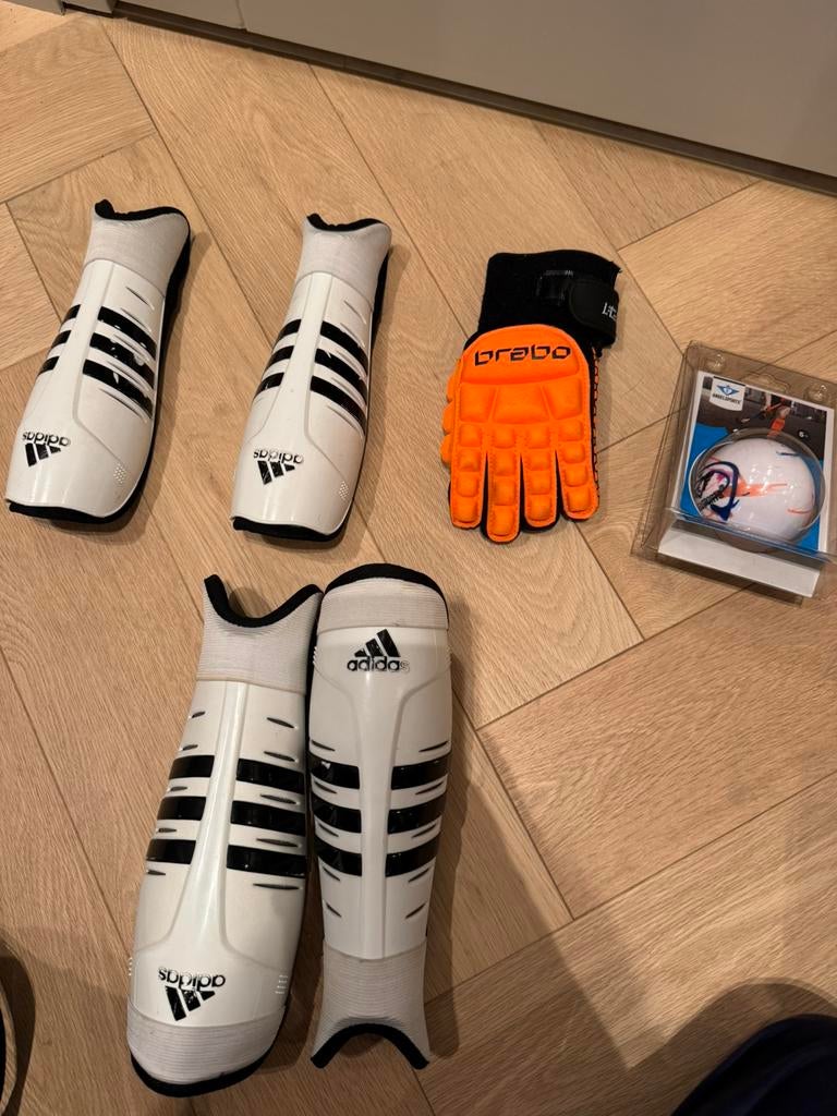 Hockey scheenbeschermers, bal,handschoenen. Adidas en brabo, Maat XS of kleiner, Ophalen of Verzenden, Zo goed als nieuw, Handschoenen