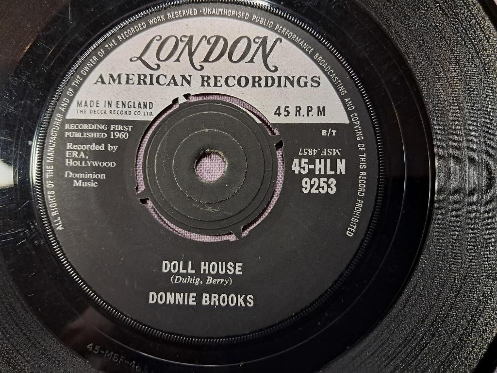 45t. popcorn. donnie brooks. doll house. ex, Gebruikt, 7 inch, Single, Ophalen of Verzenden