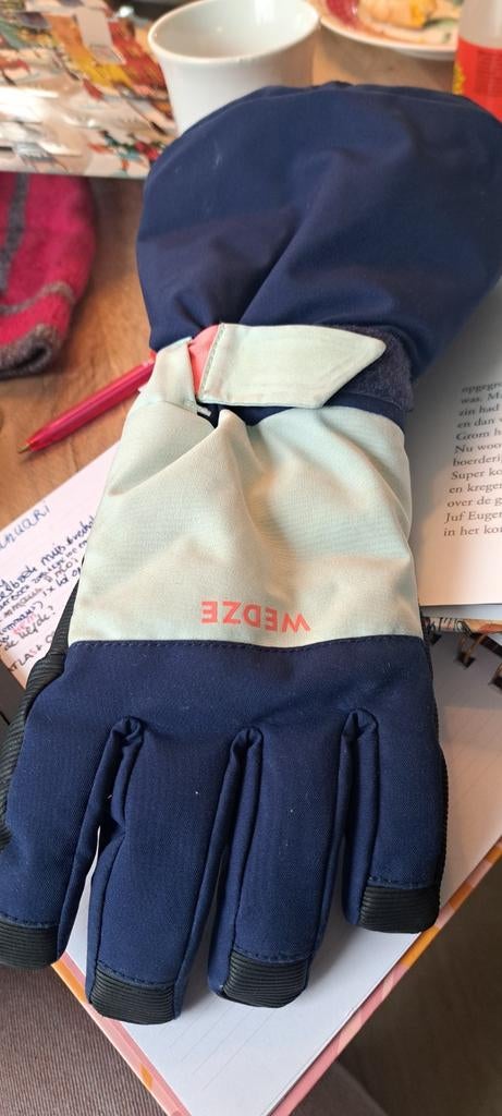 Blauwe meisjes ski handschoenen Wedze met roze, Meisje, Ophalen of Verzenden, Zo goed als nieuw, Wedze