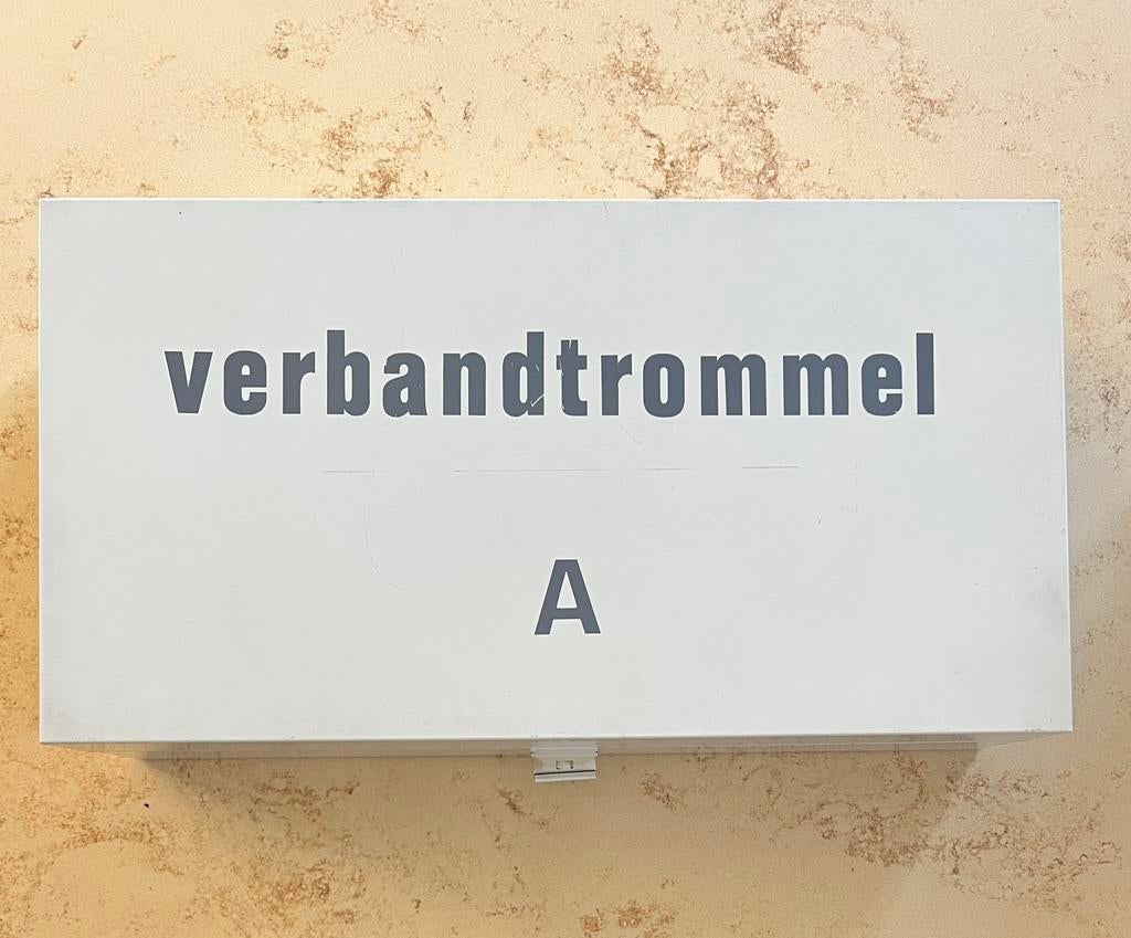 Metalen kist verbandsoos autherntiek, Ophalen