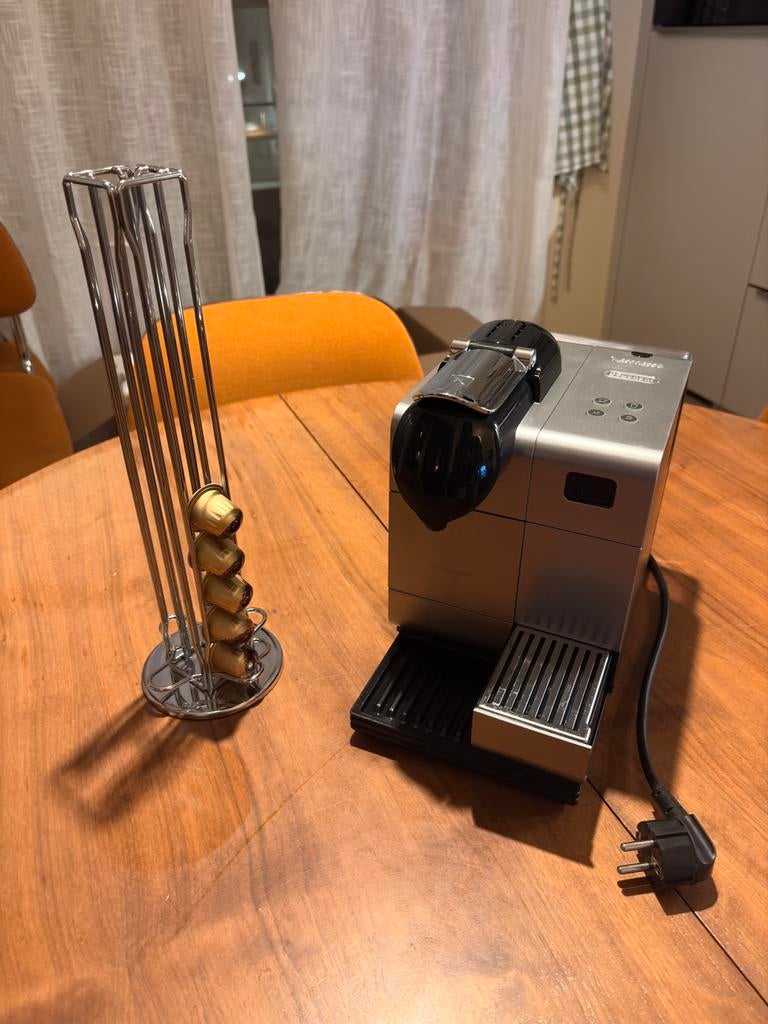 De’Longhi Lattissima koffiezetapparaat + cupjeshouder, Ophalen, Koffiemachine, Zo goed als nieuw, Koffiepads en cups