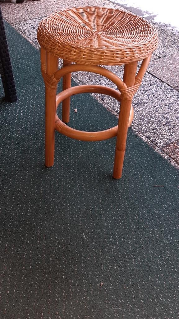 Rieten krukje ook als bijzet tafeltje tegebruiken, Ophalen