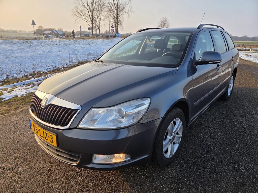 Skoda Octavia 1.2 TSI Combi 2010 Grijs, Auto's, Skoda, Voorwielaandrijving, Stof, Zwart, 4 cilinders