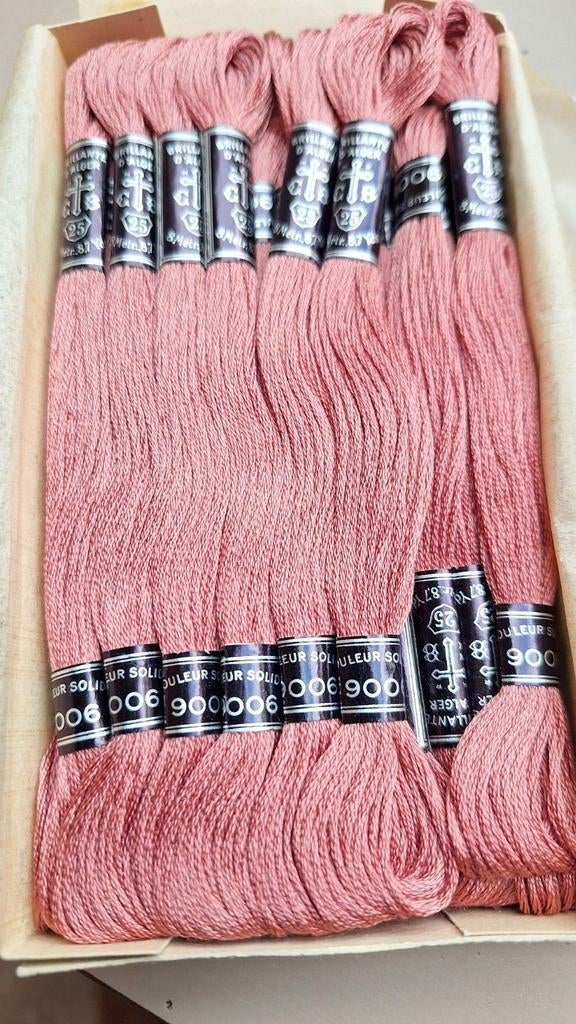 doosje vol borduurzijde en ringen mag ook apart, Ophalen of Verzenden, Gebruikt, Handborduren, Onderdeel of Toebehoren