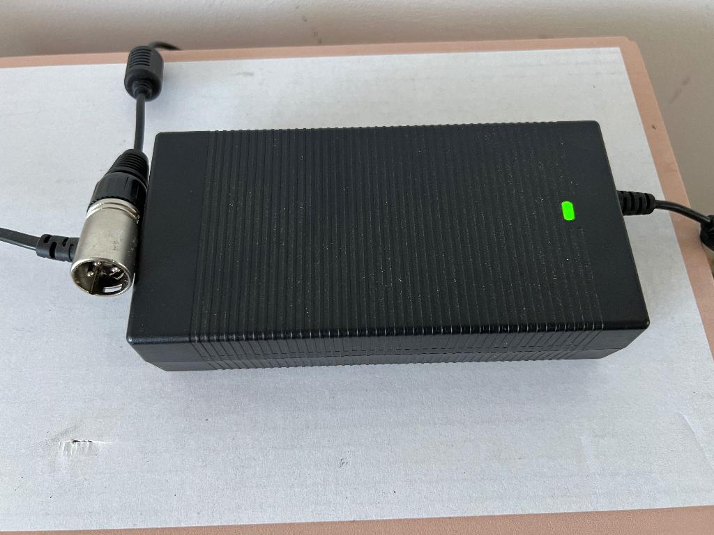 Acculader DELTA 33,6V/3,4A model:DPS-114FB A 3 pins, Ophalen of Verzenden, Nieuw