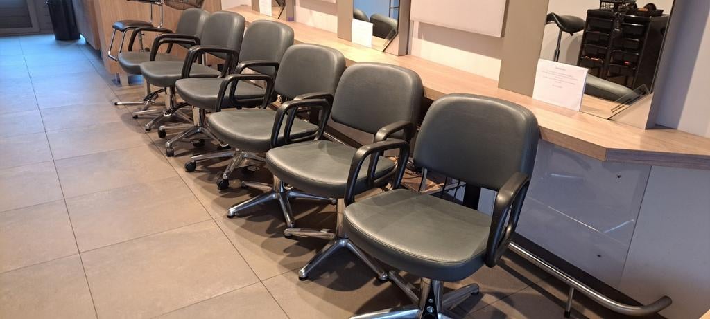 Kappers stoelen ,hele inventaris  ivm sluiting kapsalon, Huis en Inrichting, Leer, Ophalen of Verzenden, Zo goed als nieuw, Grijs