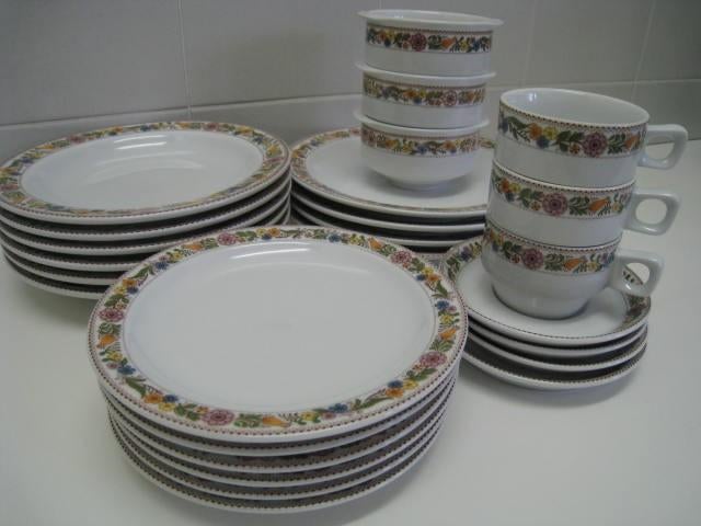 Vintage servies, wit met bloemen. 25 stuks. Mitterteich, Gebruikt, Ophalen of Verzenden, Bord(en), Wedgwood