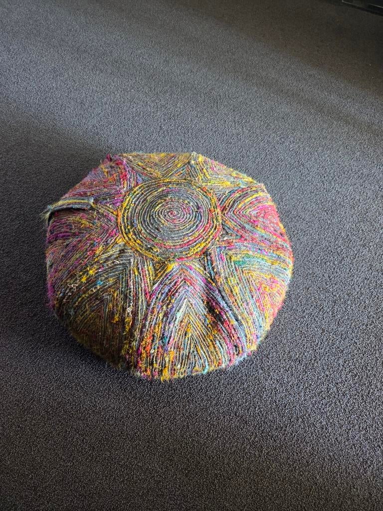 Kleurrijke poef, Ophalen