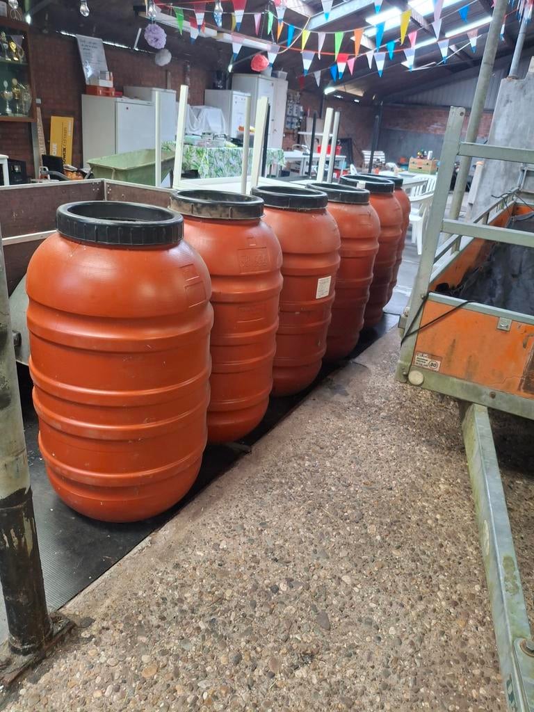 6 grote tonnen, 150 liter of meer, Ophalen