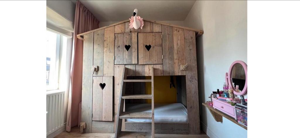 Uniek Houten Huisbed / stapelbed voor Kinderkamer, Ophalen, Gebruikt, Stapelbed