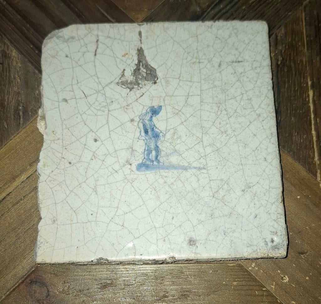 Antieke Hollandse tegel met figuur, craquelé, Antiek en Kunst, Ophalen of Verzenden