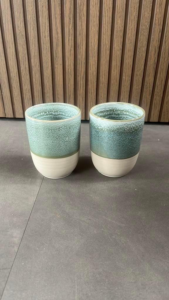 Set keramieken bekers – groen spikkelglazuur – modern desig, Ophalen, ., Zo goed als nieuw, .