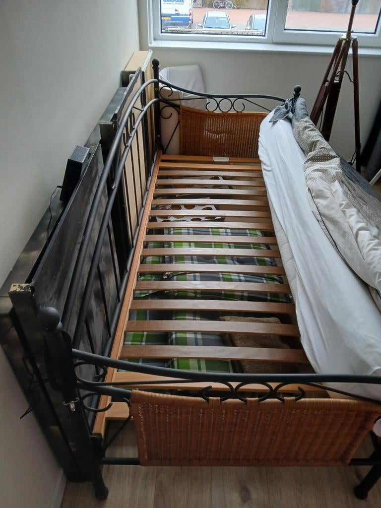 Eenpersoons bed, zo goed als nieuw, inclusief lattenbo, Huis en Inrichting, Slaapkamer | Bedden, Ophalen, 90 cm, Eenpersoons, Zwart