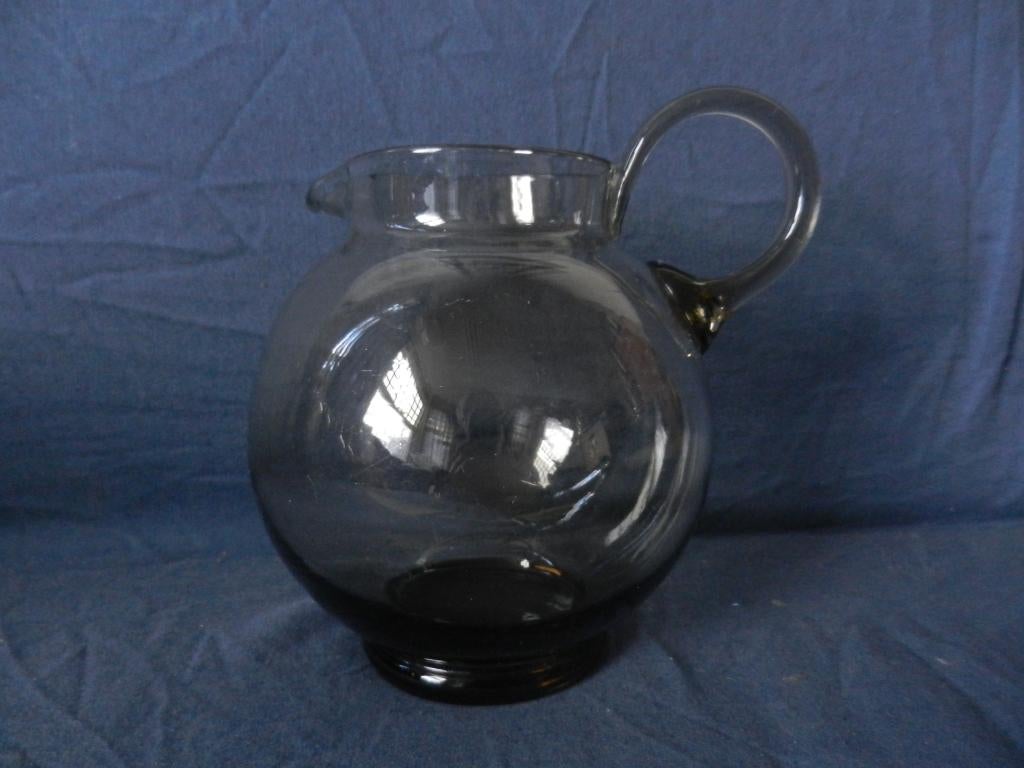 Lichtbruine glazen waterkan Maastricht ontw Rozendaal h 16,7, Antiek en Kunst, Antiek | Glas en Kristal, Ophalen of Verzenden